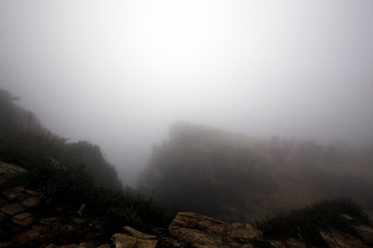 泰山清晨大雾