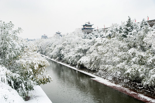 西安护城河的雪景