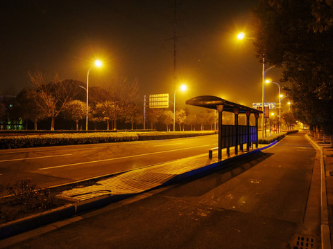 夜晚路灯下的公交车站