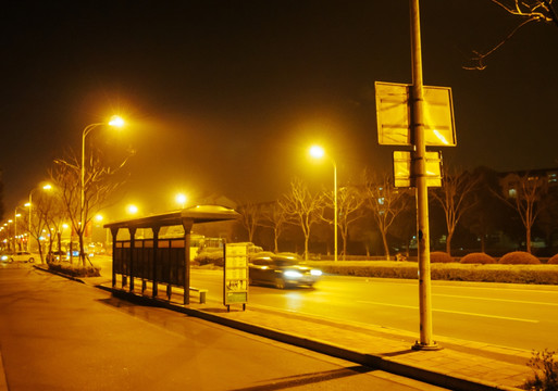 汽车飞驰而过公交车站牌 夜景