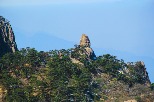 黄山飞来石