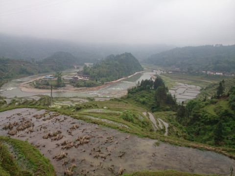 环绕的河流山川