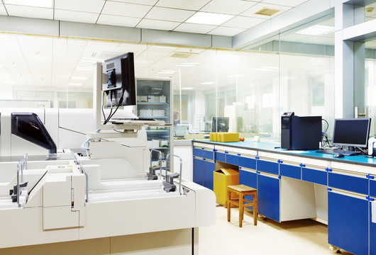 医院里的生化分析仪和计算机