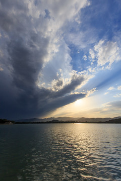 颐和园昆明湖涵虚堂玉峰塔夕阳