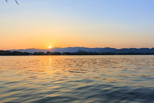 颐和园冬景昆明湖西堤玉峰塔夕阳