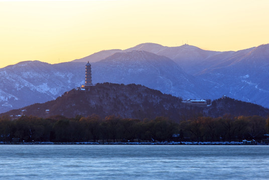 颐和园昆明湖玉泉峰玉峰塔冬天