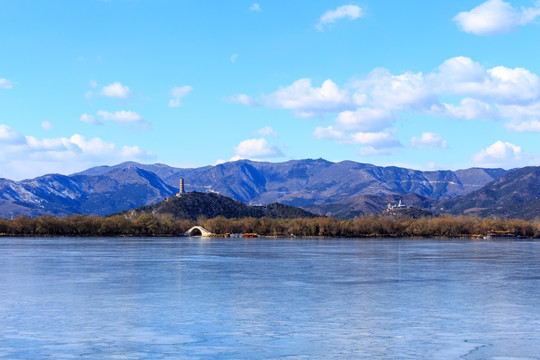 颐和园昆明湖玉峰塔玉带桥冬景