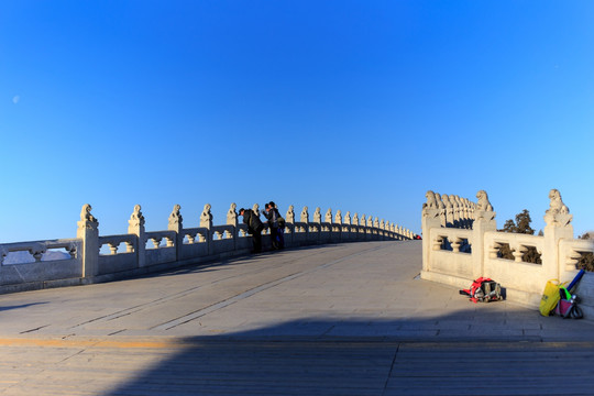 颐和园十七孔桥桥面栏杆石狮蓝天