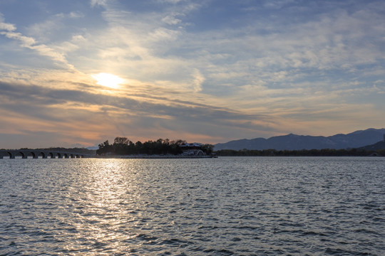 颐和园昆明湖十七孔桥南湖岛夕阳