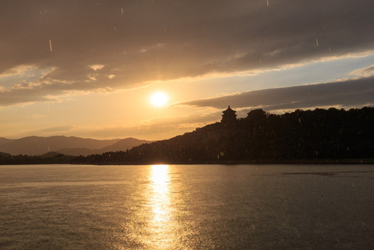 颐和园昆明湖佛香阁夕阳太阳雨