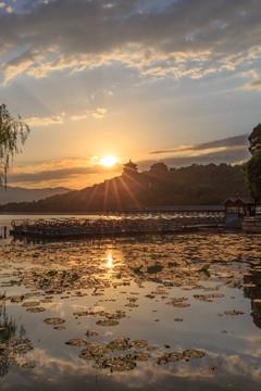 颐和园昆明湖万寿山佛香阁夕阳