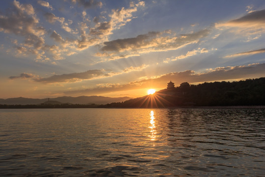 颐和园昆明湖万寿山佛香阁夕阳