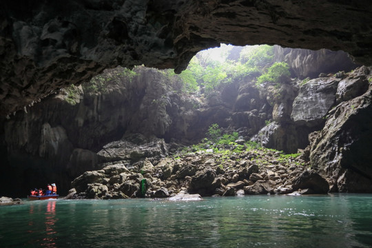 广西巴马百鸟岩 水波天窗