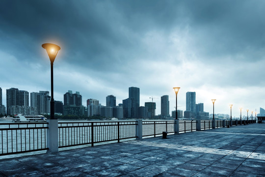 暴风雨来临前的上海外滩