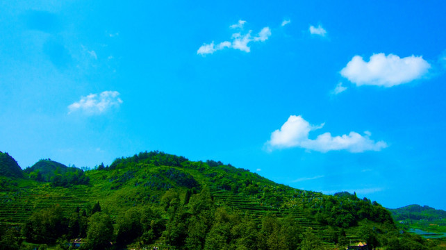 绿色山丘  蓝天白云