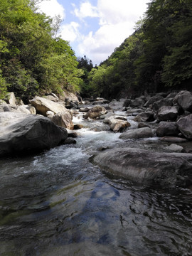 峡谷溪流