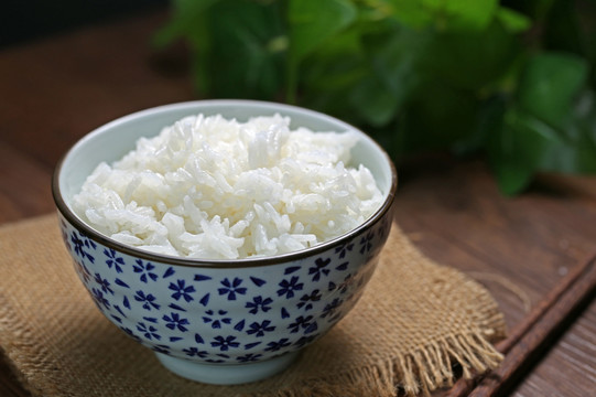 青花碗中的大米饭