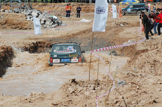 汽车场地越野赛 深涉水路