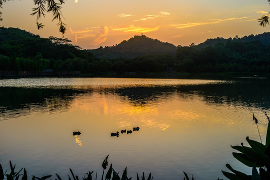 日落湖光山色