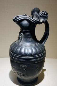 古代三叶形酒罐