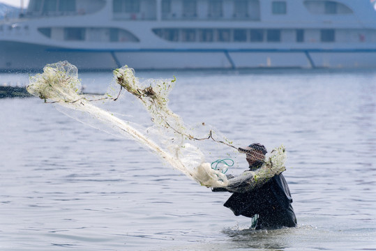 海上撒网捕鱼