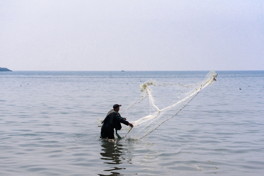 海上撒网捕鱼