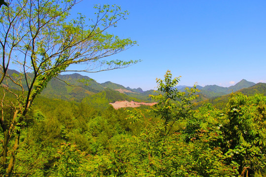 红土乡村山景