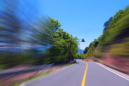 蓝天白云 盘山公路