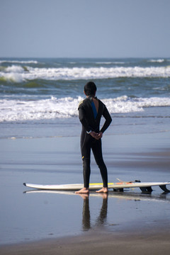 男人 冲浪板