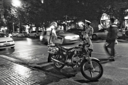 夜间交通整治的交通警察