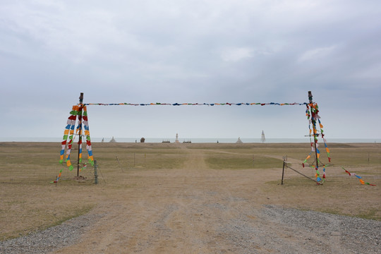 青海湖风光 五彩经幡