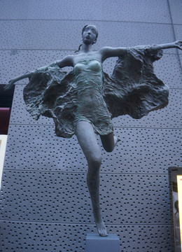 飞舞的女性雕塑
