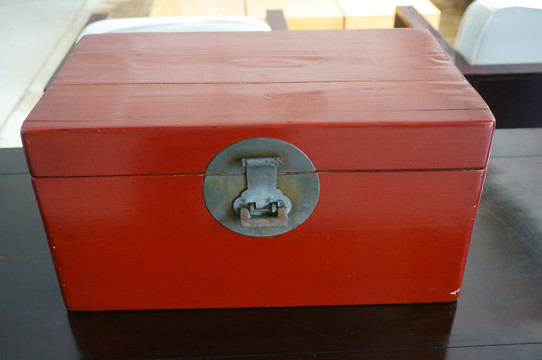 红木箱