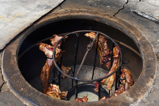 新疆馕坑烤肉 烤羊排