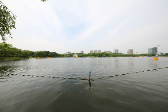 上海汽车博物馆公园人工湖