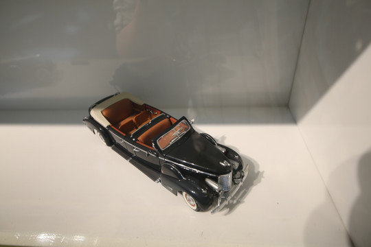 黑色老爷车模型