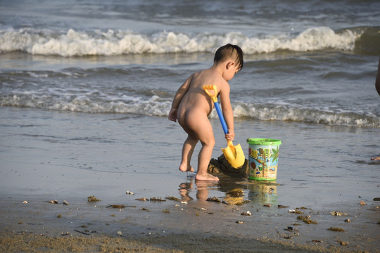 海边玩沙