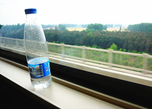高铁 车窗 水瓶