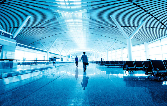 旅客在上海机场航站楼里