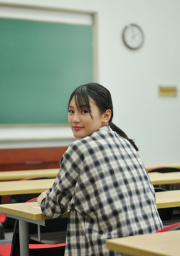 坐在教室里的女学生