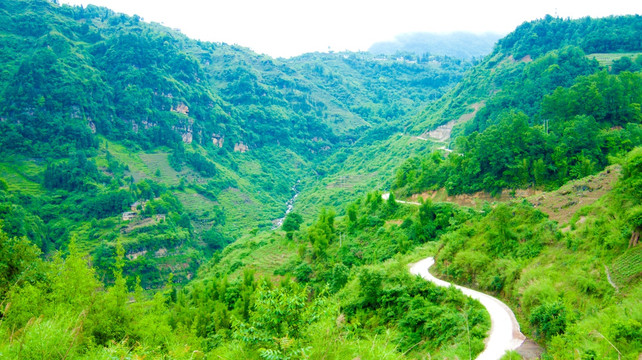 山间公路  山村