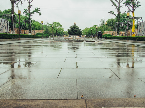 雨中青石地面