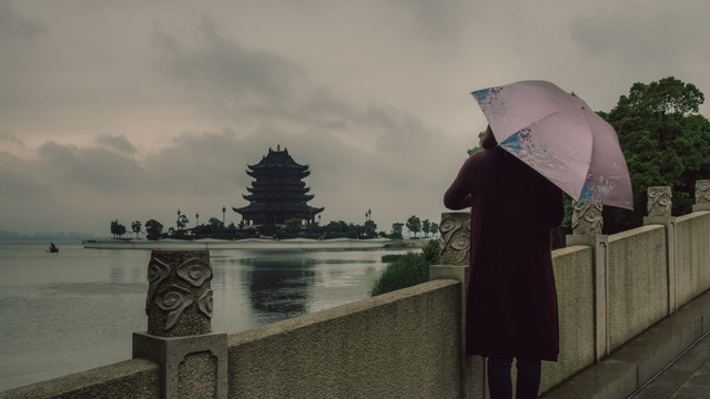 天青色等烟雨 而我在等你