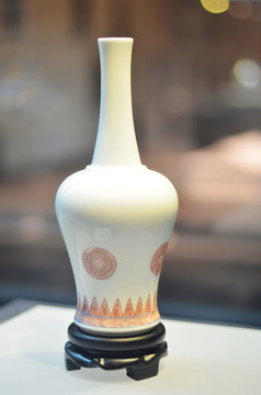 白玉瓷瓶