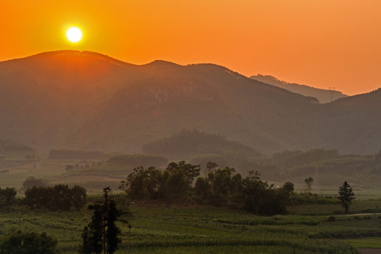 黄昏 远山 雾霭 山村 夕阳