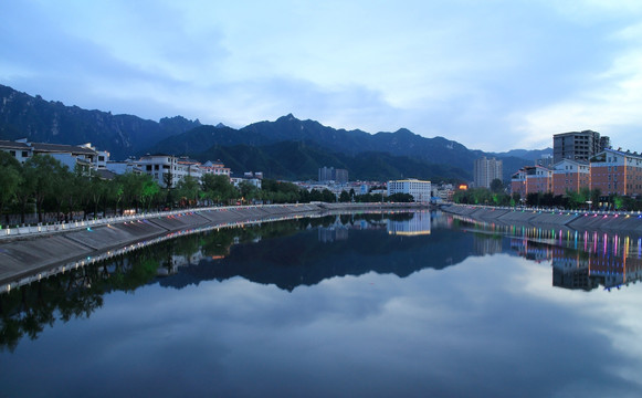 栾川夜景倒影