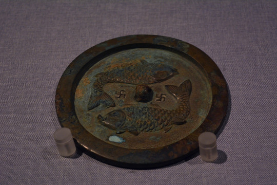 古代双鲤纹镜
