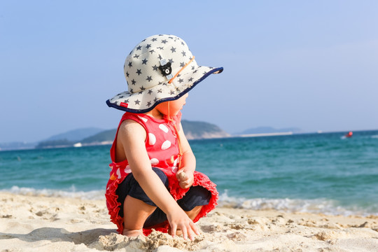 海边沙滩上玩的女孩