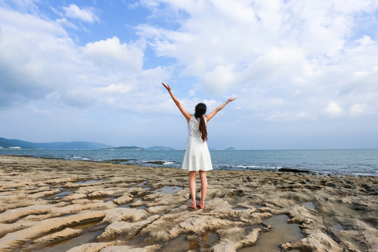 海边礁石的女人背影