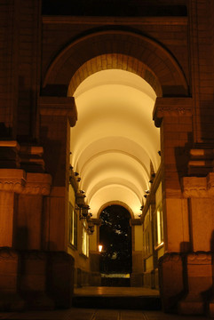 教堂走廊和石柱